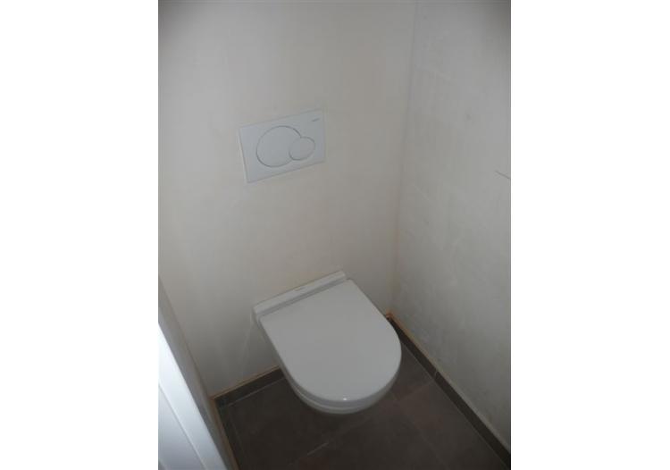 Apart hangtoilet (tweedde opbadkamer)